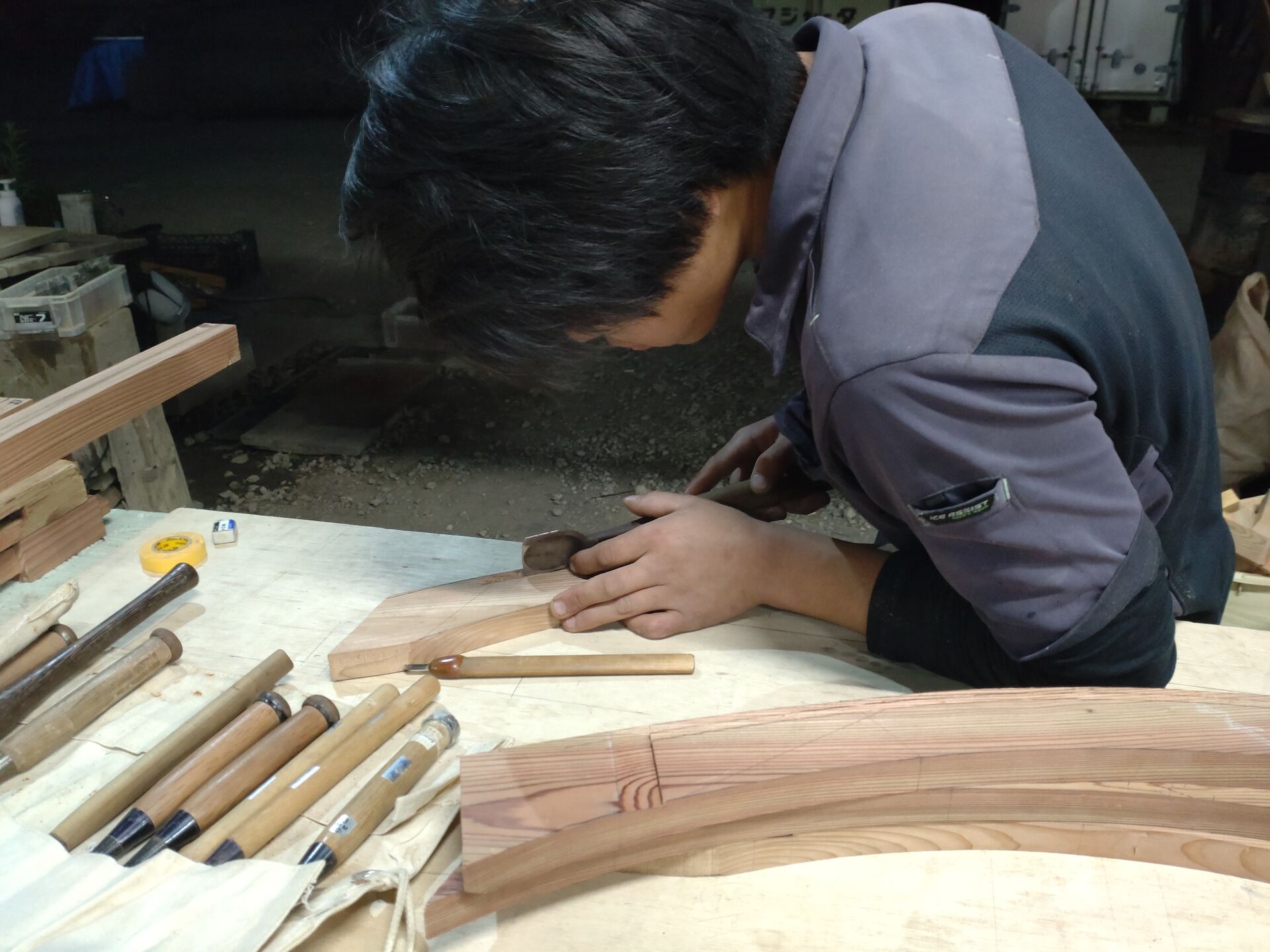若い職人が製材している様子