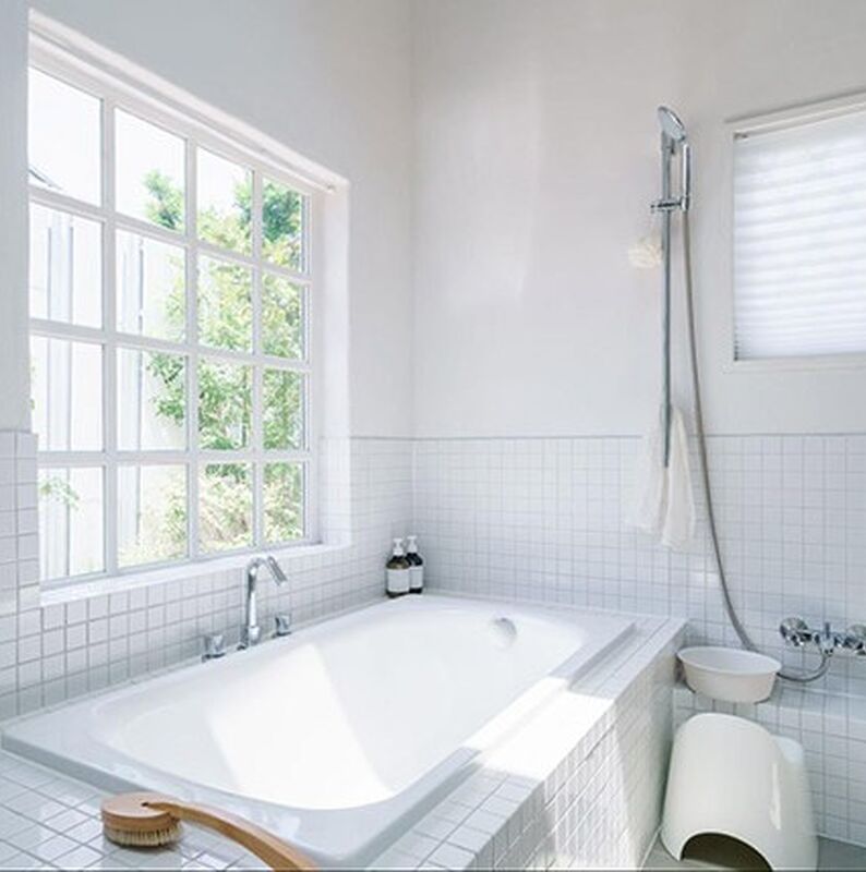 大きな窓の明るい浴室