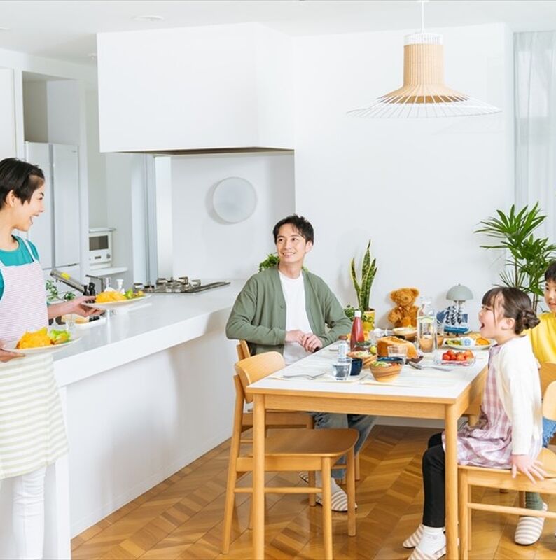 ダイニングで4人家族が朝食を囲む