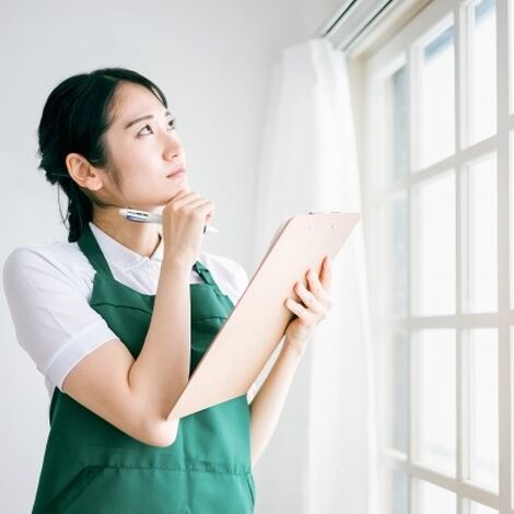 窓交換の準備で悩む女性