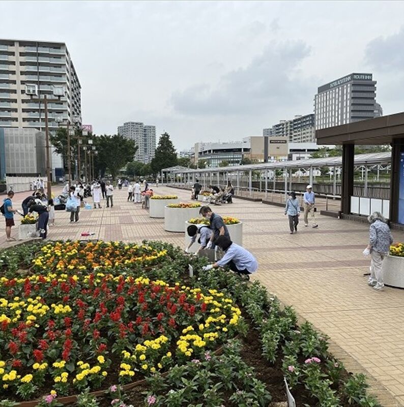 千葉ニュータウン中央駅前の花壇の様子たくさんの人が清掃活動をしている